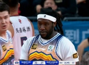 乐动体育全站-新疆男篮战绩熠熠生辉，冲击第一名