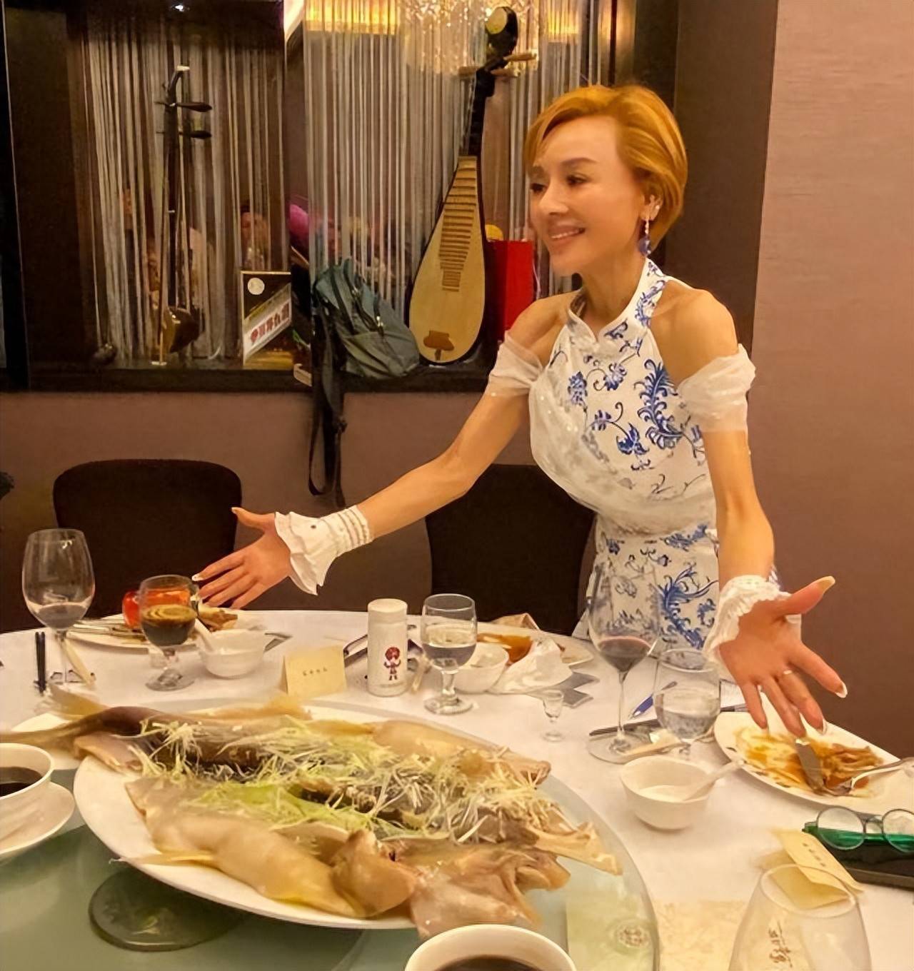 包含惊艳一幕：意外胜出吸引全球注意的词条