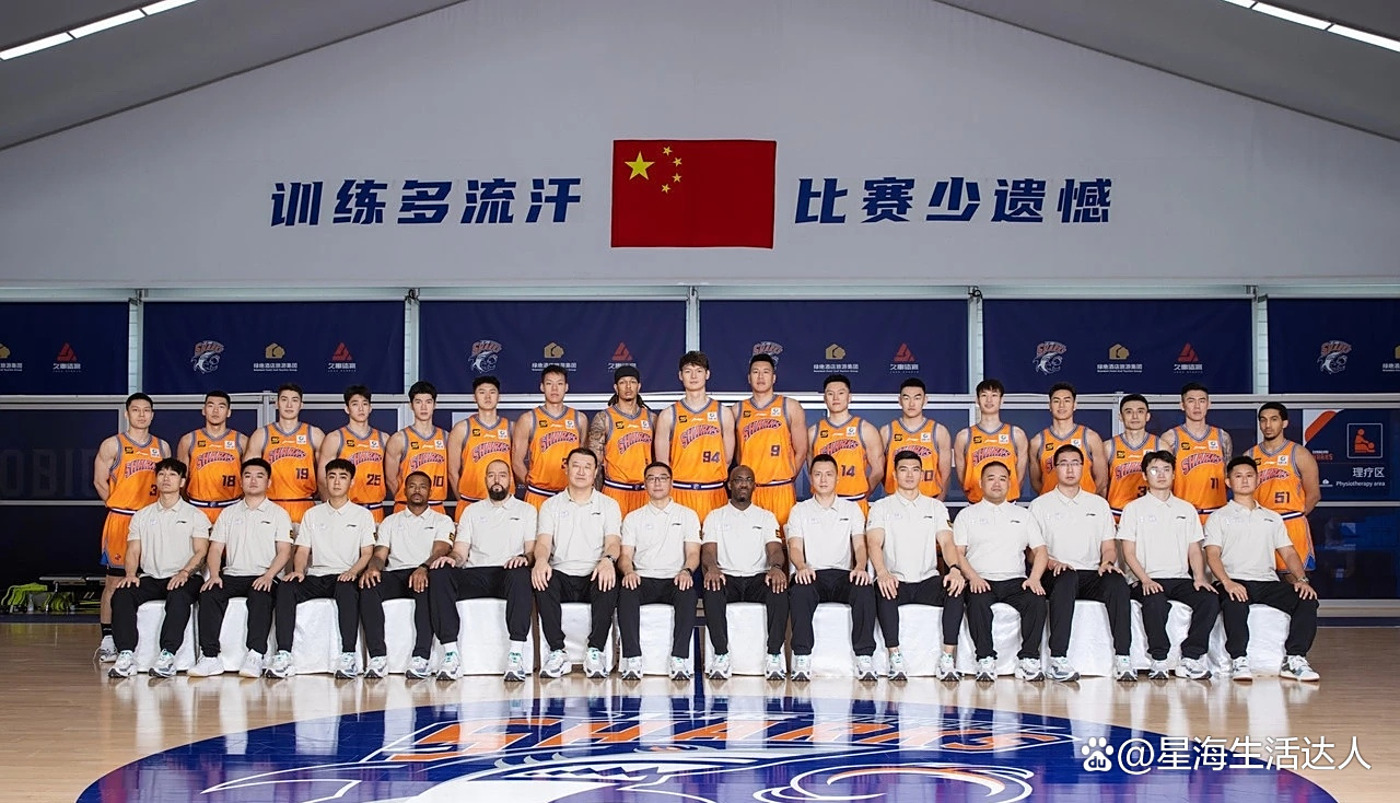 球队签下篮球教练新人，备战新赛季